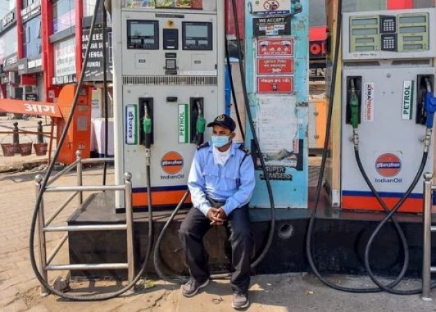Petrol, Diesel Prices remain unchanged on Sunday, Check fuel prices in metro cities