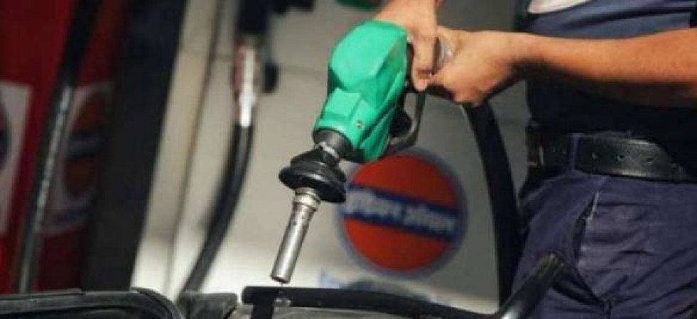 यहाँ 1 रुपये लीटर मिल रहा है पेट्रोल, पानी से भी कम दाम में बिक रहा है तेल