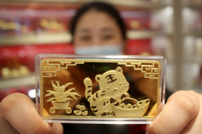 Is China trying to diversify its assets by hoarding gold and selling US dollars?