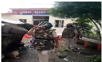 Tribals mob Ransack  Khargone Police Station After Arrested Youth Dies