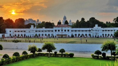 KGMU में धर्म परिवर्तन और यौन शोषण का आरोप, VHP का हजरतगंज में प्रदर्शन