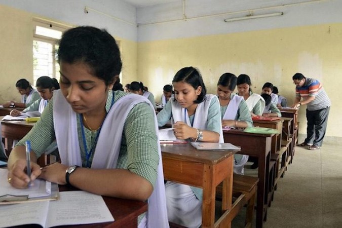 केरल के राज्यपाल ने विश्वविद्यालयों से कहा- कोविड में तेजी के मद्देनजर स्थगित करें परीक्षा