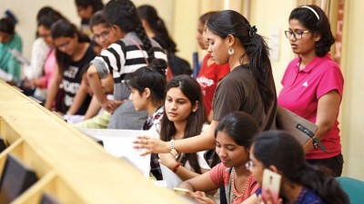 केरल के स्कूलों ने 11वीं कक्षा के एक लाख से अधिक छात्रों के लिए फिजिकल मोड में परीक्षा की शुरू
