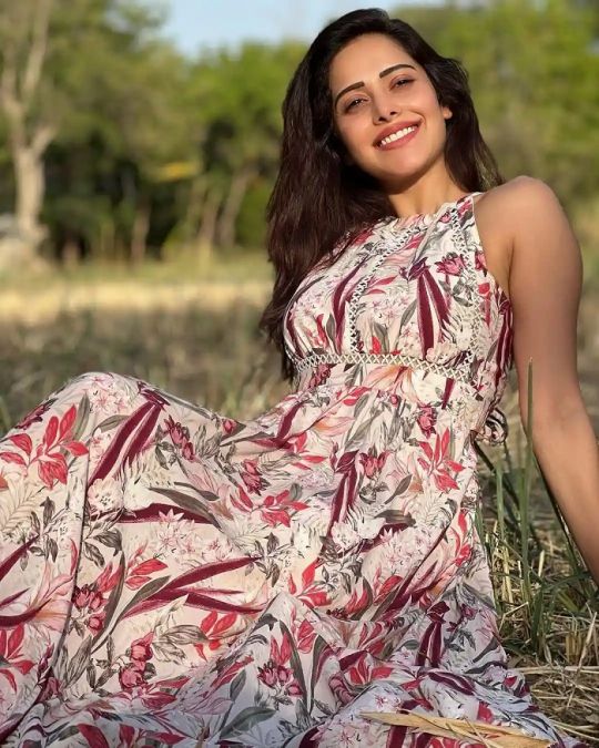 Nushrat Bharuch Nude Video - In a sugarcane field... wearing a floral dress... Nusrat Bharucha gave a  killer pose\