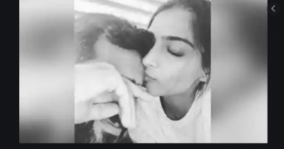Sonam Kapoor became romantic with husband, video went viral