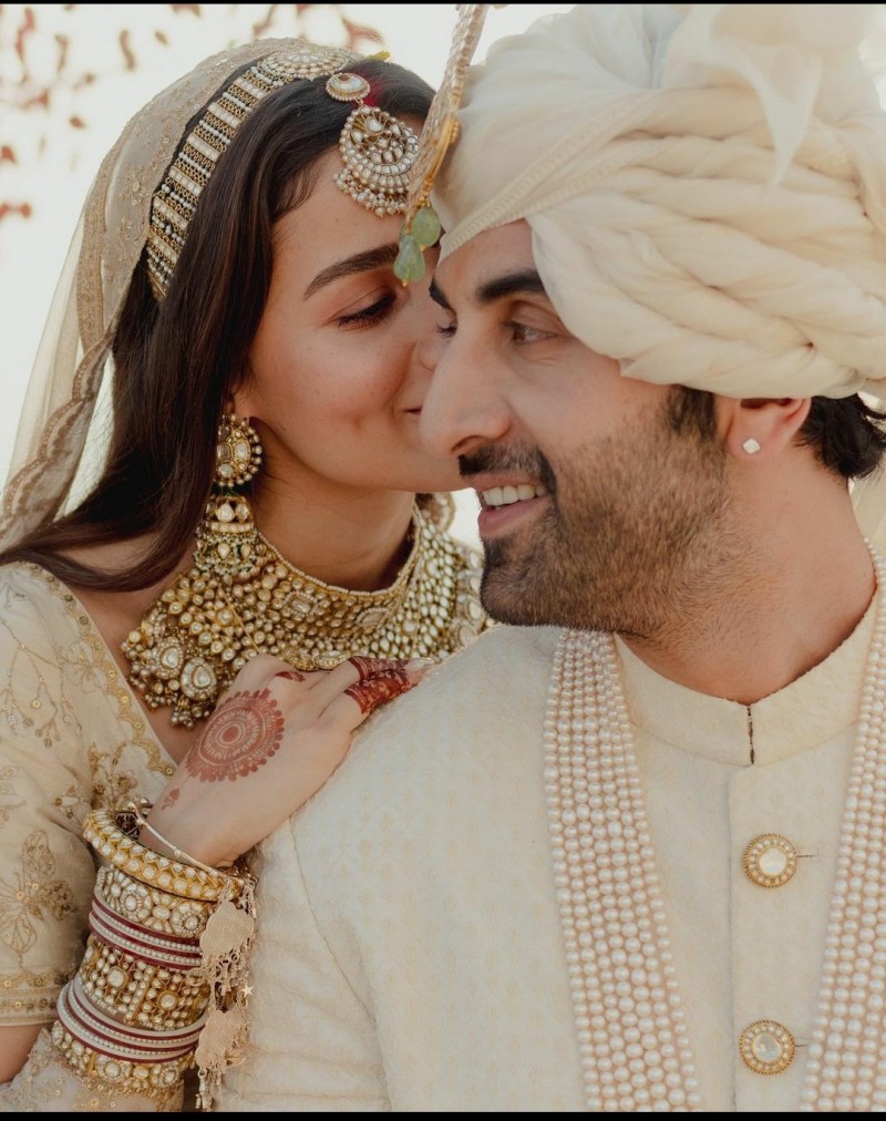 Ranbir-Alia tied the knot, first picture of bride and groom revealed |  NewsTrack English 1