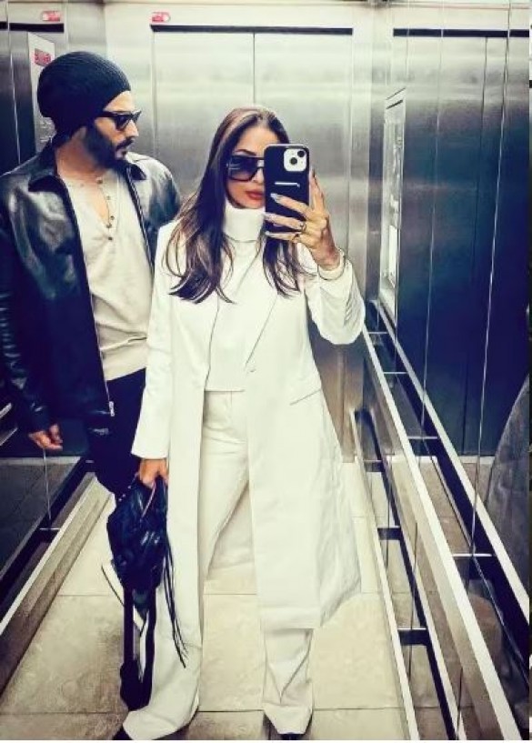 Arjun Kapoor poses in the elevator with Malaika Arora