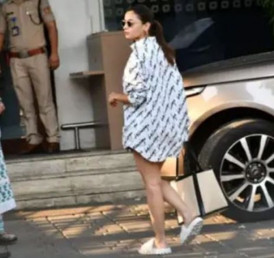 Alia came out wearing a simple T-shirt worth the cost of Iphone, seeing everyone's senses