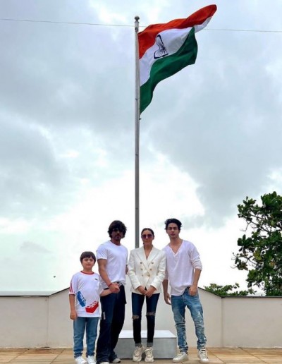'हर घर तिरंगा' कैम्पेन में शाहरुख ने भी लिया हिस्सा, परिवार संग मन्नत पर फहराया झंडा