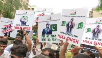 मीका सिंह के खिलाफ सड़क पर उतरा AICWA, जमकर किया विरोध प्रदर्शन