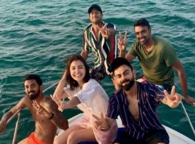 Anushka is having fun with the Indian team, see their video in the middle of the water!