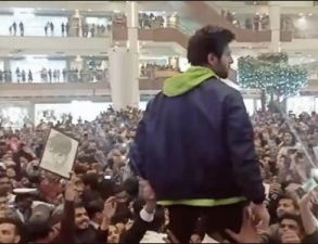 Kartik Aaryan gets lifted in the air by enthusiastic fans as he promotes 'Pati Patni Aur Woh'