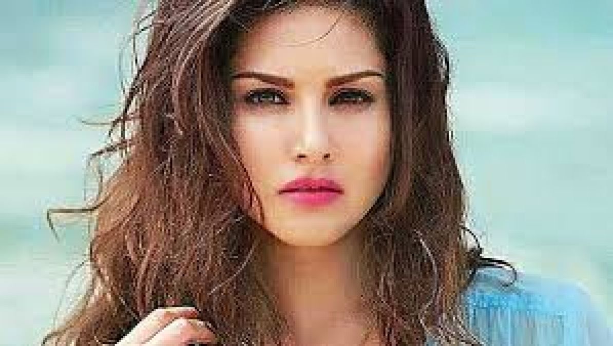Sanny Lewon Sex Videos - Sunny Leone shared her sexy photo, fans praised | NewsTrack English 1