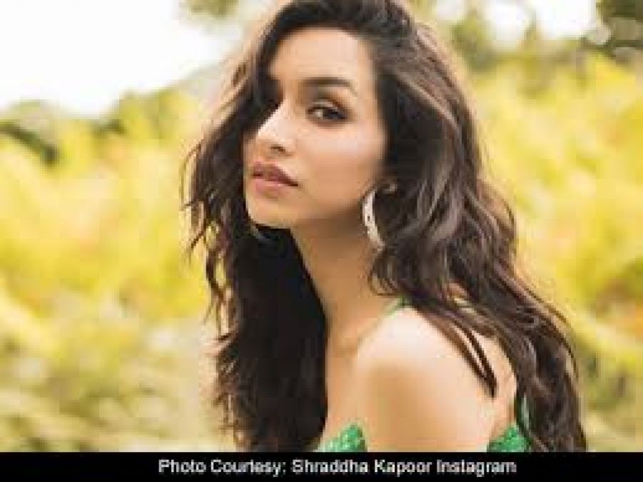 Shraddha Kapoor shares old picture on parents' wedding anniversary |  NewsTrack English 1