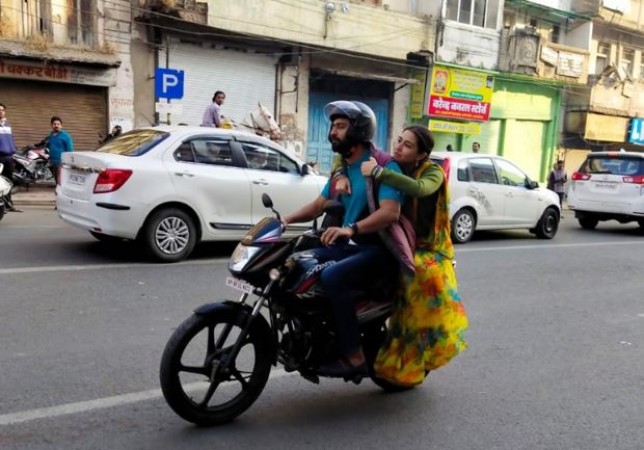 Vicky-Sara seen romancing in Indore streets, photos go viral