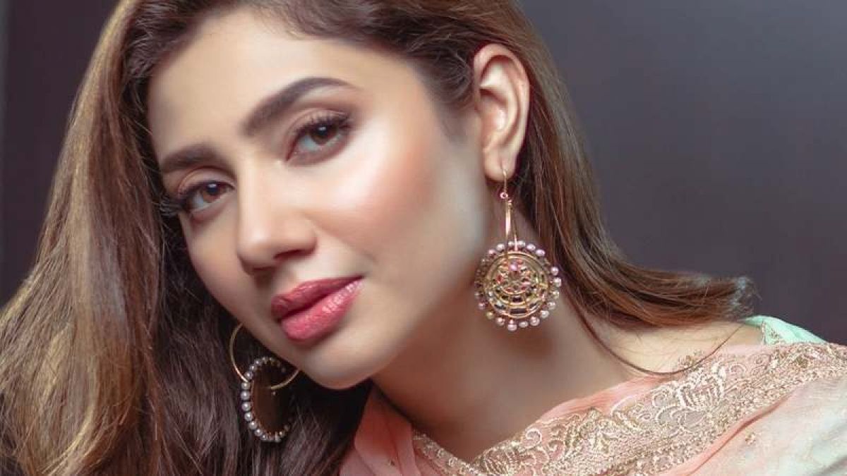 Mahira Khan breaks internet with her hot and sexy avatar, photos goes viral  | NewsTrack English 1