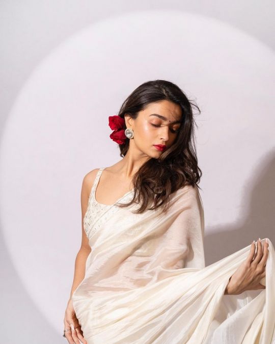 Alia shared heart-winning picture in white saree with red rose on hair |  NewsTrack English 1
