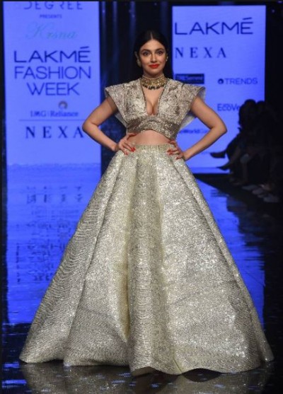 Divya Khosla Kumar becomes victim of Oops Moment while ramp walk at Lakme Fashion Week