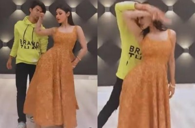 Mouni wins fans hearts by dancing to 'Nainowale Ne' song