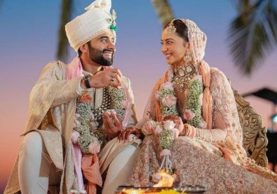 शादी के बंधन में बंधे रकुल प्रीत सिंह और जैकी भगनानी, सामने आई दिल छू लेने वाली तस्वीरें