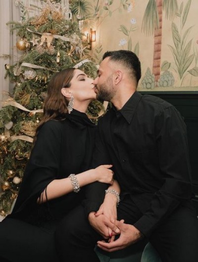 पति को किस कर सोनम कपूर ने मनाया नए साल का जश्न
