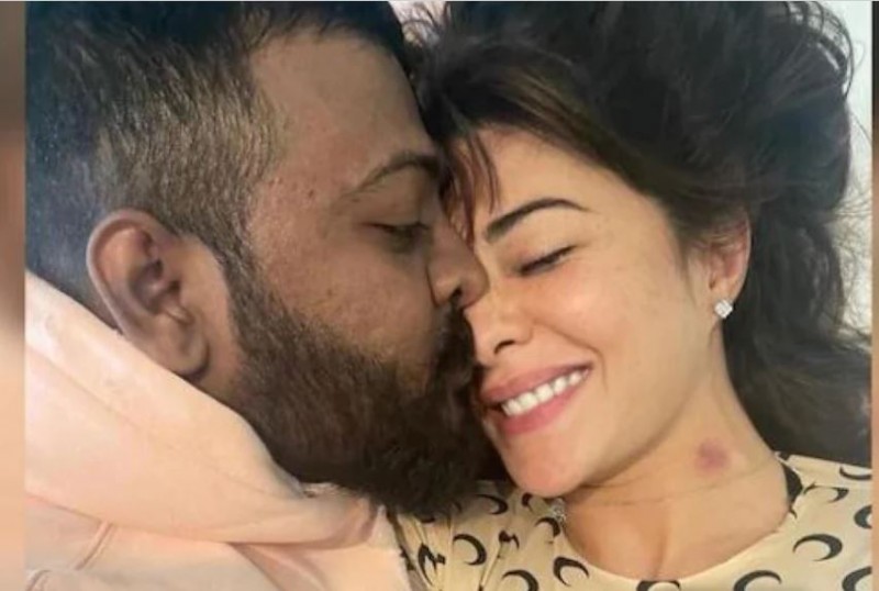 Jacqueline-Sukesh's lovebite photo goes viral, actress releases statement