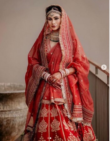 मेहँदी सेरेमनी में 59,500 रुपए का तो शादी में मौनी रॉय ने पहना इतना महंगा लहंगा