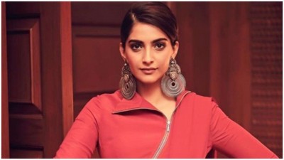 Netizens trolled Sonam Kapoor after going to London