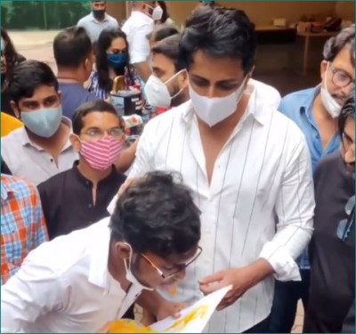 Fan made Sonu Sood's painting with tongue, video goes viral