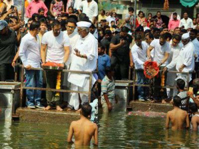 Amidst tight security, Ajay immersed the ashes of Father Veeru Devgn