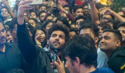 Kartik Aryan clicks a selfie with fans in Mumbai Mall