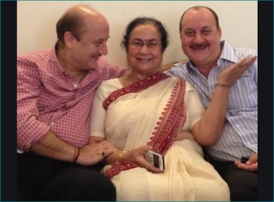 Anupam Kher writes emotional note on mother's birthday