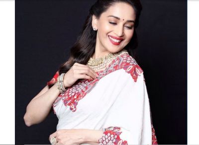 The beauty of Madhuri is also intact at the age of 52, see photos!
