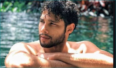 Siddhant Chaturvedi seen holding violin writes, 'How to play it'