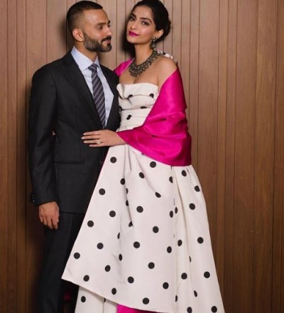 Famous actress Sonam Kapoor is pregnant, shares pictures with baby bump