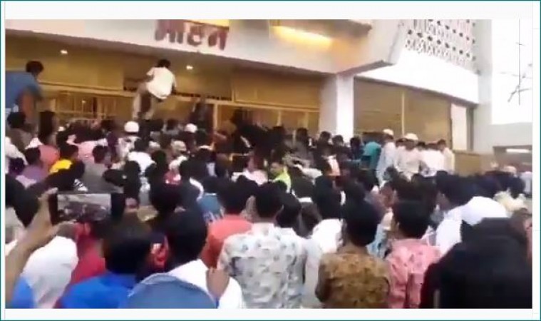 Video: Crowds outside cinemas to watch 'Mumbai saga' did not follow corona protocol