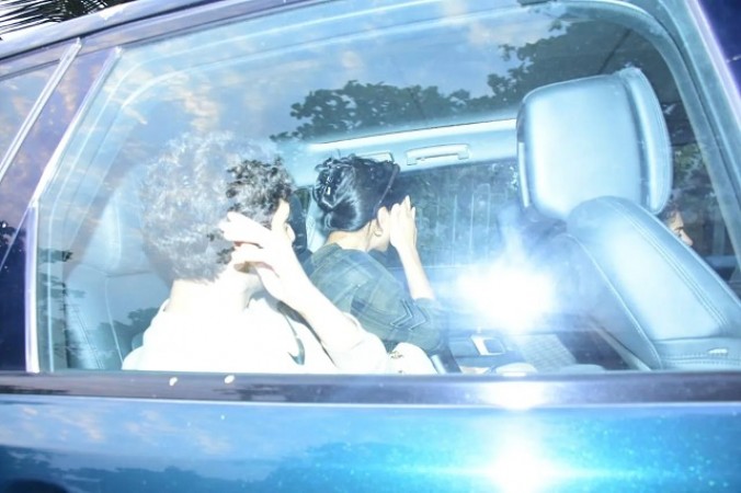 Shahrukh's darling was spotted with the mystery boy, hid his face after seeing the paparazzi