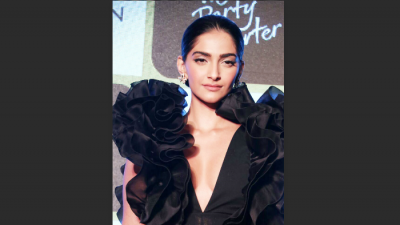 Sonam Kapoor share Instagram post with father Anil Kapoor and sister