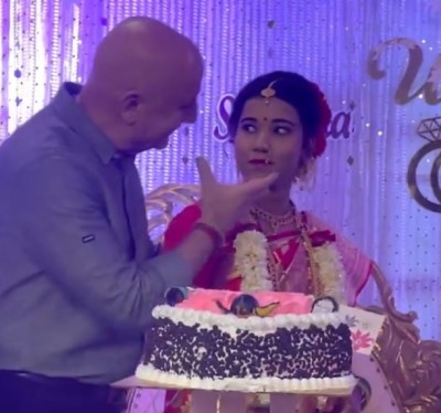 Anupam Kher arrives at makeup man's daughter's wedding, shares video