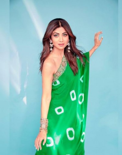 शिल्पा शेट्टी के इस ग्रीन ड्रेस की कीमत उड़ा देगी आपके होश