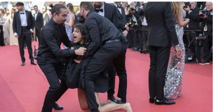 Cannes पहुंची महिला ने अचानक उतार दिए कपड़े और चिल्लाकर बोली- 'हमारा दुष्कर्म करना बंद करो'