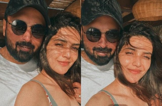 Karisma shares a love-filled picture with her husband. Fans went crazy