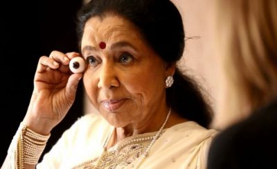 This PM Modi's minister helped Singer Asha Bhosale to come out from intense Crowd