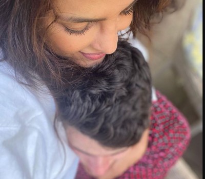 Priyanka Chopra happy place is none other than Nick Jonas's lap, see pictures