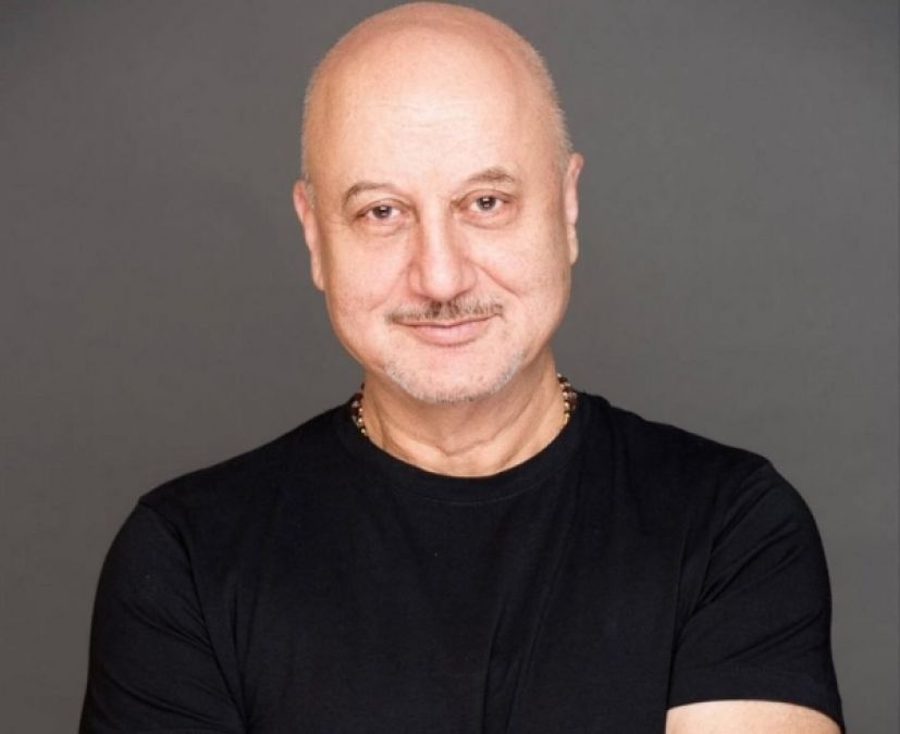 Anupam Kher came in favor of government through tweet
