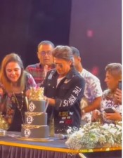 शाहरुख खान ने जन्मदिन पर फैंस के बीच काटा केक, Video हो रहे वायरल