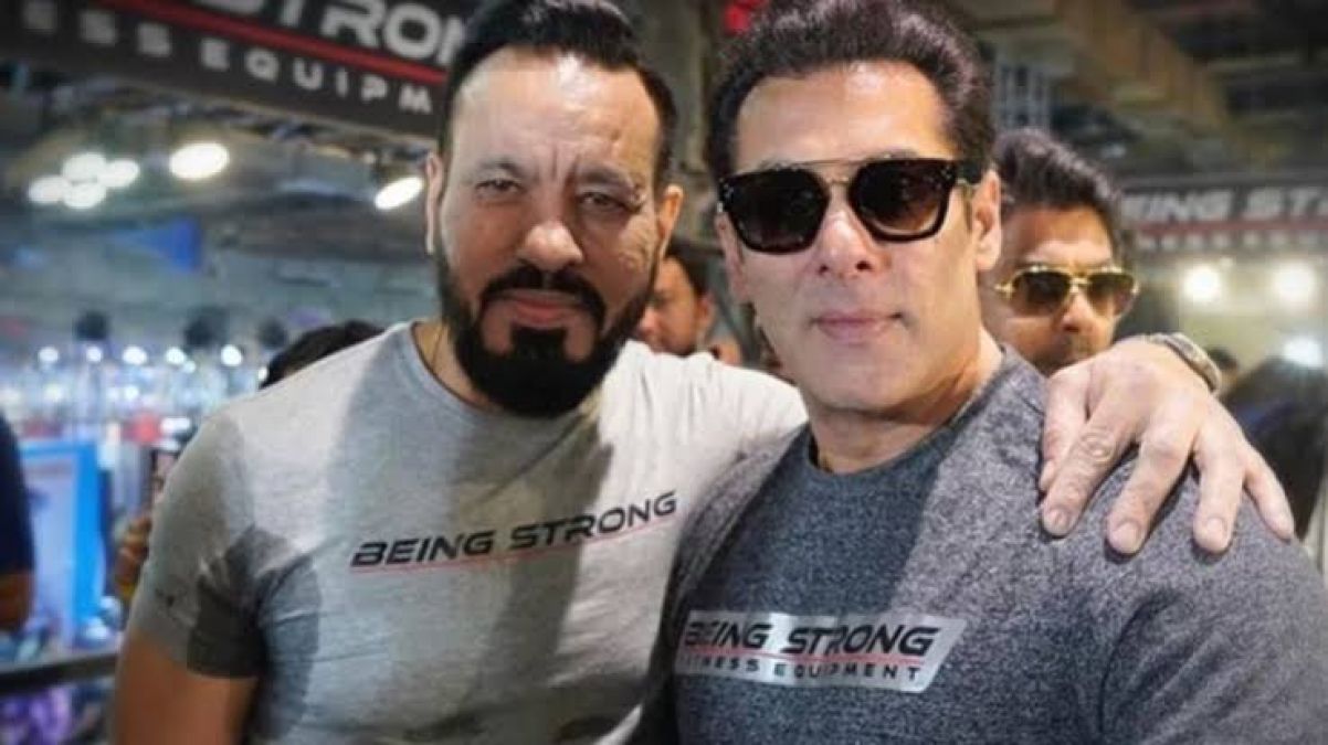 Salman Khan shared picture with his bodyguard after completing 25 years old...
