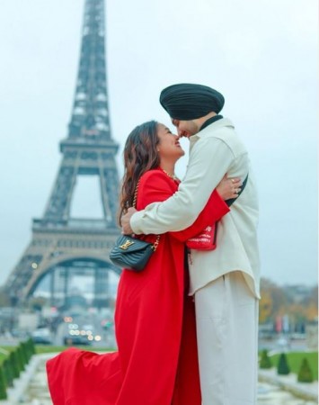 Neha-Rohanpreet poses in front of Eiffel Tower, See pics