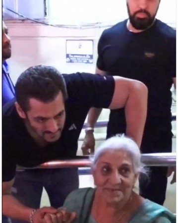 Salman took blessings of elderly woman