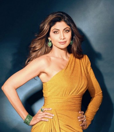 Shilpa Shetty spotted with script at airport; fans speculate project in making